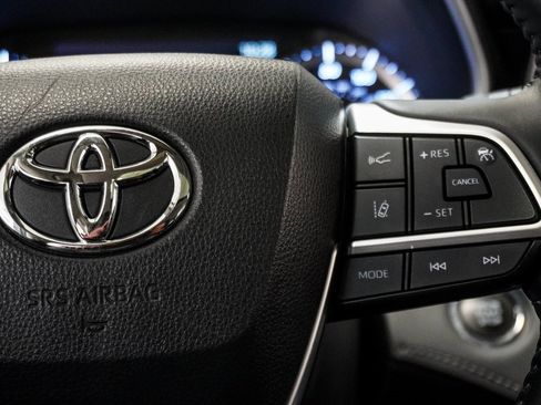 Used 2023 Toyota Highlander XLE image 17