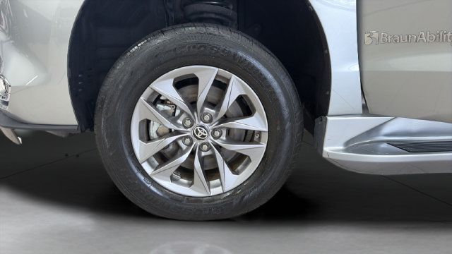 Used 2023 Toyota Sienna XLE FWD image 26