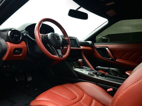 Used 2018 Nissan GT-R Premium w/ Premium Interior Package image 2