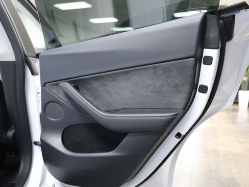 Used 2024 Tesla Model Y Long Range AWD/4WD image 37