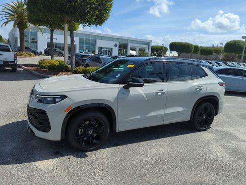 Certified 2025 Volkswagen Tiguan SE R-Line image 13