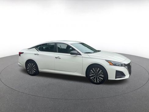 Used 2025 Nissan Altima 2.5 SV FWD image 2