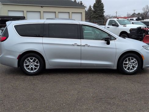 Certified 2024 Chrysler Pacifica Touring-L image 6