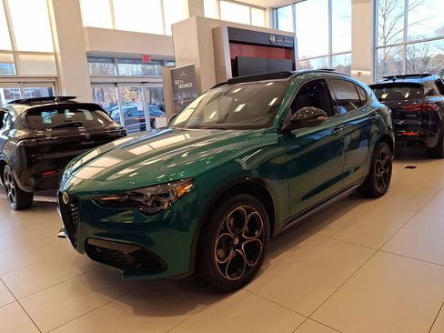 New 2025 Alfa Romeo Stelvio Sprint image 2