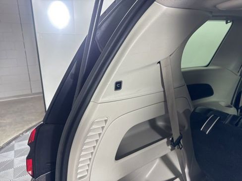 Used 2023 Chrysler Pacifica Touring-L image 14