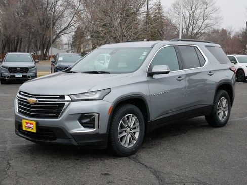 Used 2023 Chevrolet Traverse LT image 3