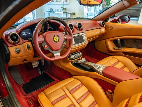Used 2010 Ferrari California RWD image 9