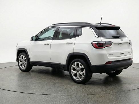 Used 2025 Jeep Compass Latitude AWD/4WD image 6