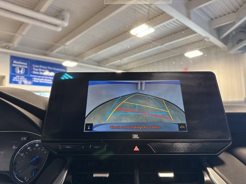 Used 2024 Toyota Venza XLE image 14