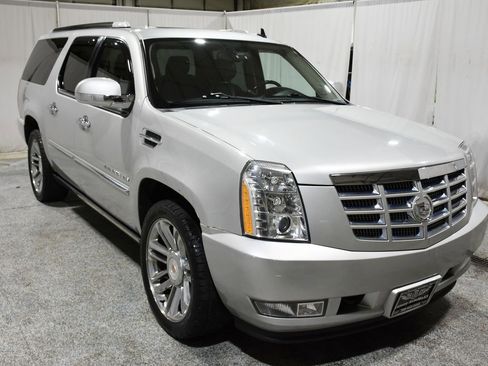 Used 2011 Cadillac Escalade ESV Premium image 5