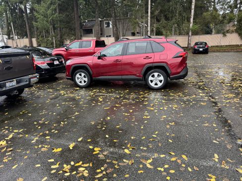 Used 2020 Toyota RAV4 XLE image 1