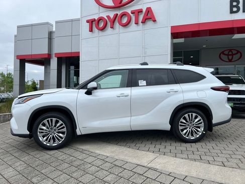 New 2026 Toyota Highlander Platinum AWD/4WD image 2