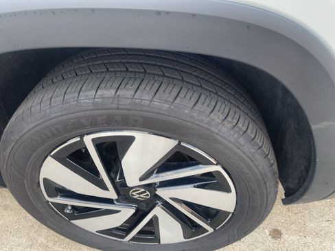 Used 2025 Volkswagen Atlas SE image 15