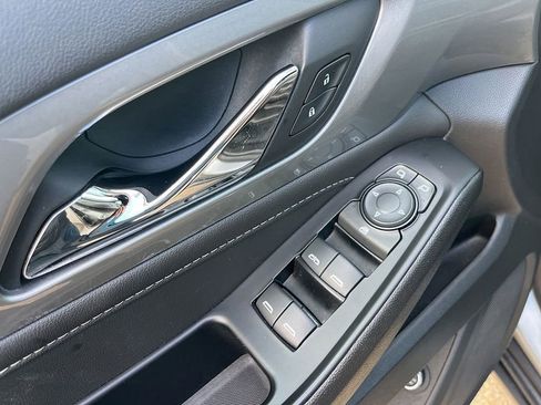 Used 2023 Chevrolet Traverse LT image 23