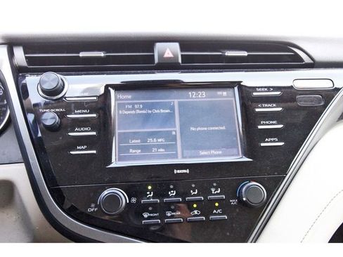 Used 2020 Toyota Camry LE image 23