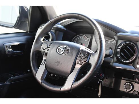 Used 2017 Toyota Tacoma TRD Off-Road w/ Tow Package image 15