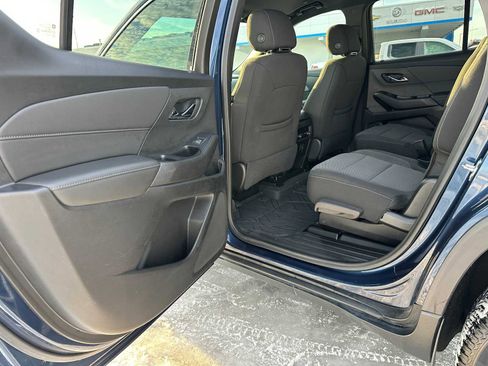 Used 2022 Chevrolet Traverse LT image 17