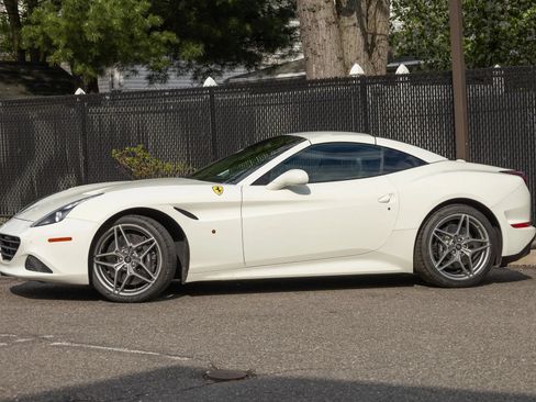 Used 2016 Ferrari California T RWD image 11