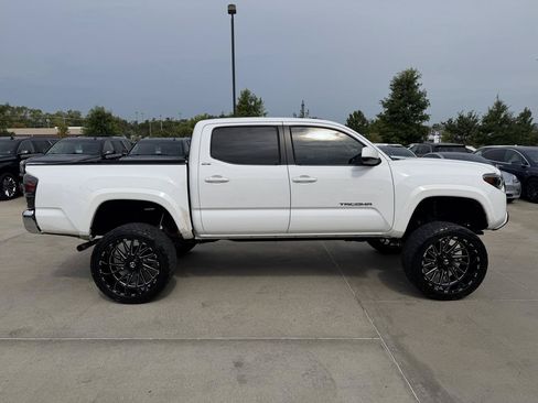 Used 2018 Toyota Tacoma SR5 RWD image 4