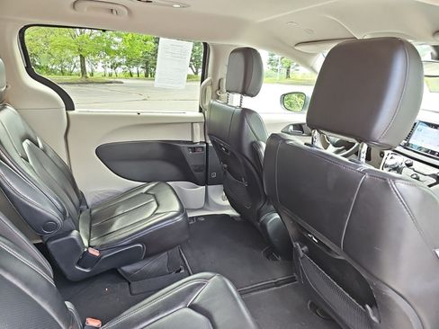 Used 2023 Chrysler Pacifica Touring-L FWD image 18