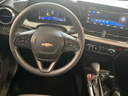 Used 2025 Chevrolet Trax LT FWD image 16