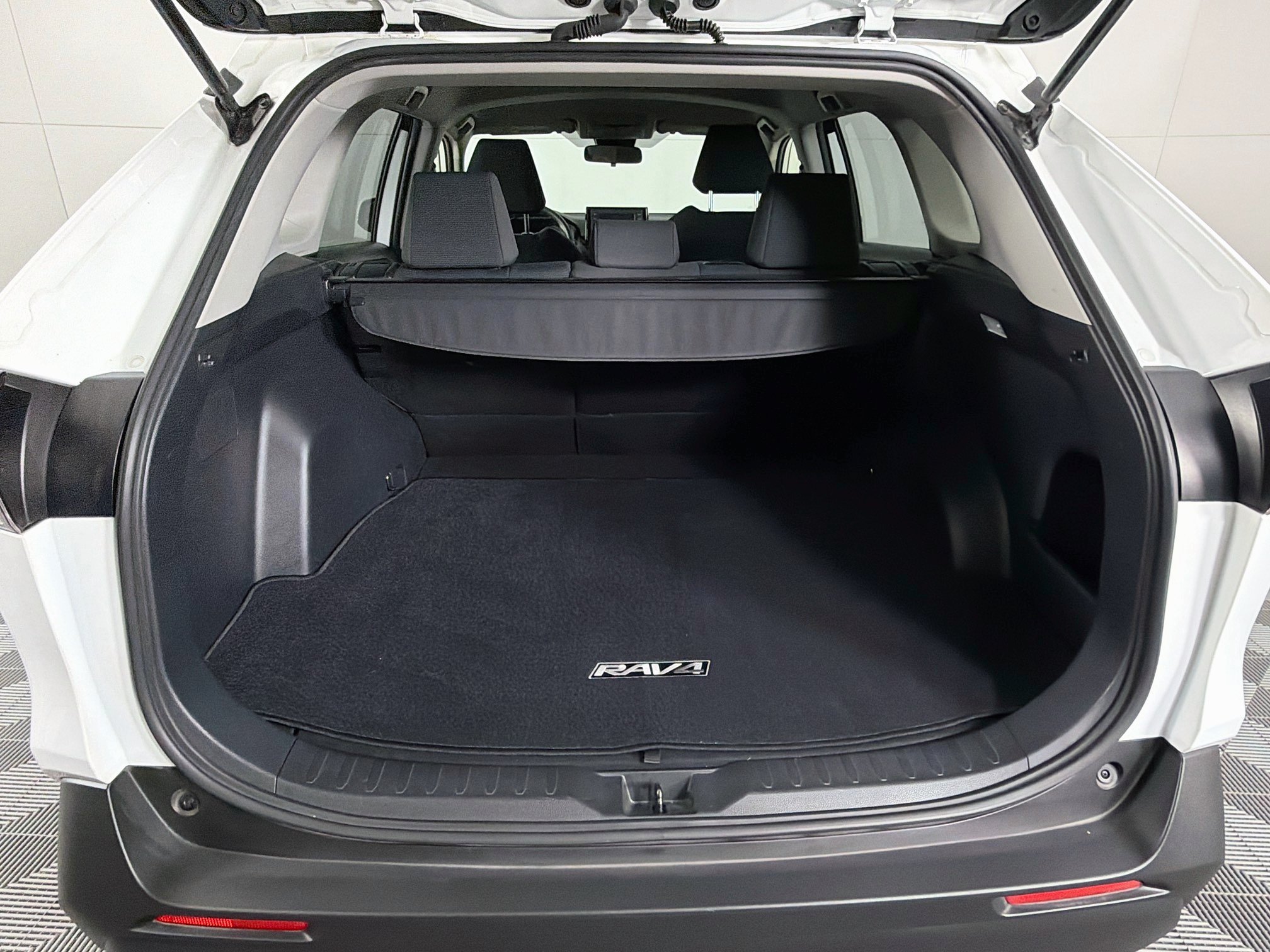 Used 2020 Toyota RAV4 LE w/ Carpet Mat Package FWD image 28