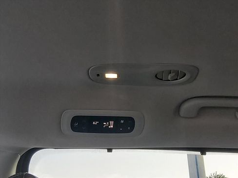 Used 2023 Chrysler Pacifica Touring-L FWD image 14