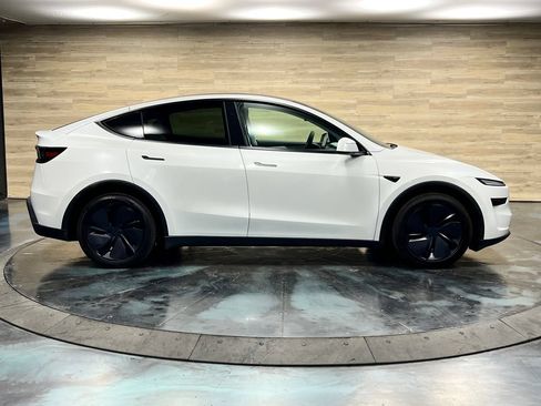 Used 2026 Tesla Model Y Long Range RWD image 21