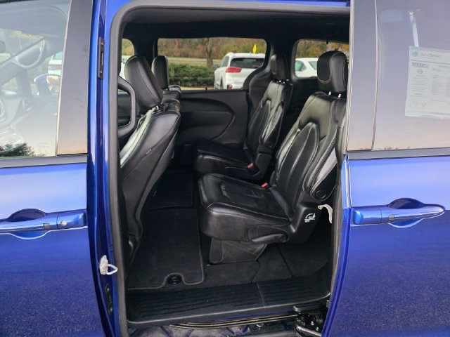 Used 2020 Chrysler Pacifica Touring-L Plus FWD image 18