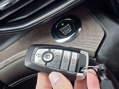 Used 2020 Ford Explorer Platinum w/ Premium Technology Package image 19