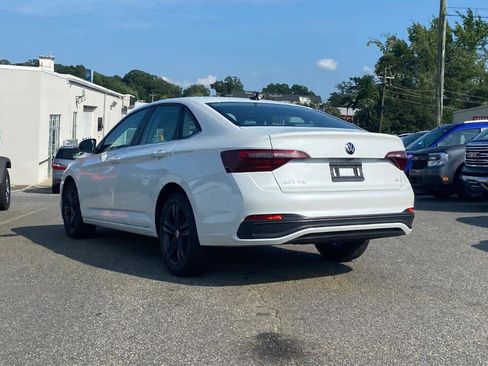 Used 2024 Volkswagen Jetta SE image 3