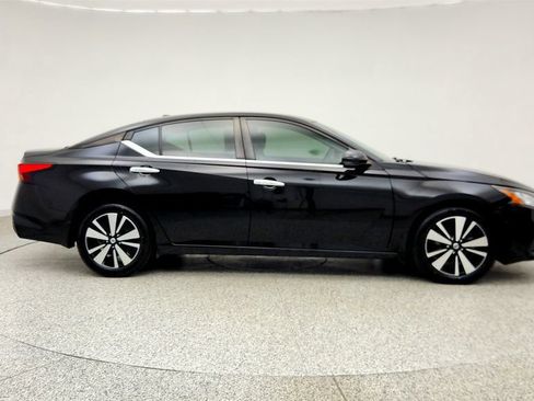 Used 2021 Nissan Altima 2.5 SV w/ SV Premium Package FWD image 4