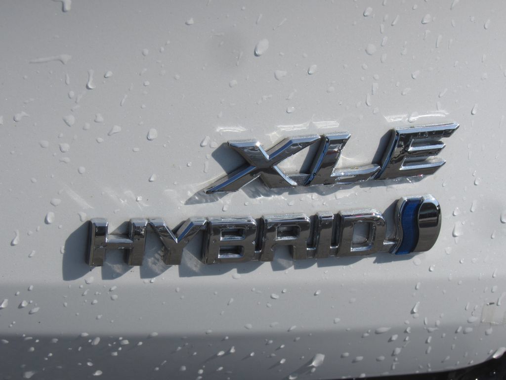 Certified 2024 Toyota Sienna XLE FWD image 8