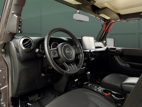 Used 2016 Jeep Wrangler Unlimited Sahara w/ Connectivity Group image 13