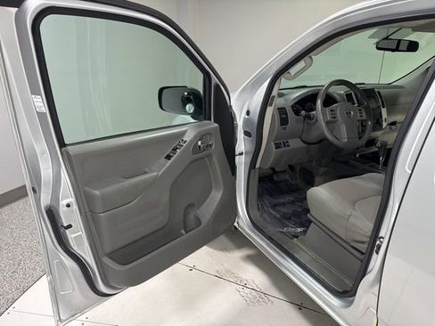 Used 2016 Nissan Frontier SV image 5