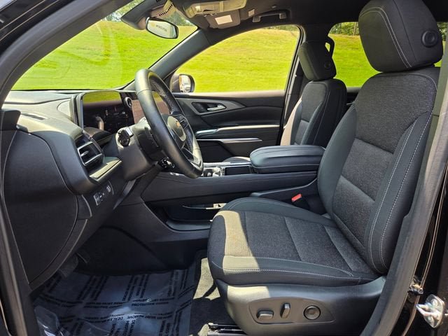 Used 2025 Chevrolet Traverse LT FWD image 9