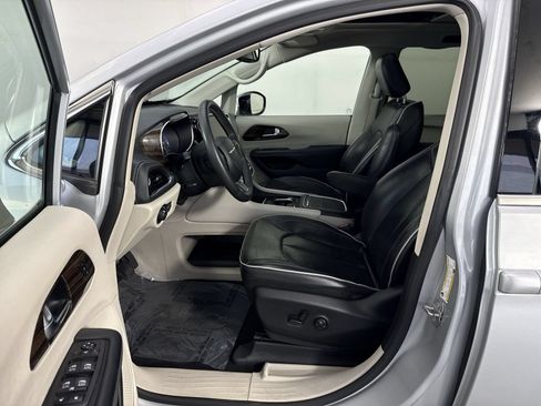 Used 2023 Chrysler Pacifica Limited FWD image 4