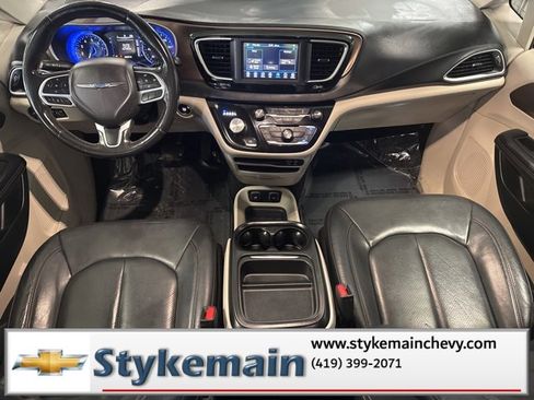 Used 2019 Chrysler Pacifica Touring-L image 4
