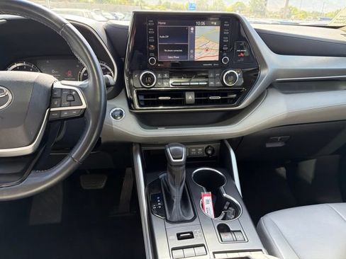 Used 2022 Toyota Highlander XLE AWD/4WD image 28