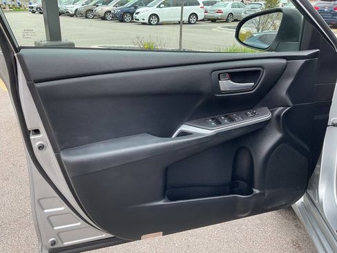 Used 2015 Toyota Camry SE FWD image 25