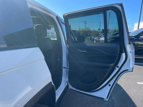 Used 2023 Jeep Grand Cherokee Altitude AWD/4WD image 17
