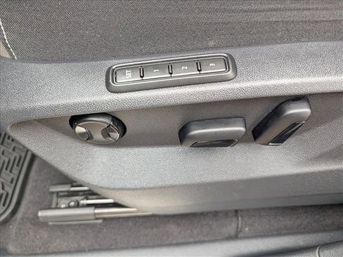 Used 2023 Volkswagen Atlas Cross Sport SEL Premium R-Line image 32