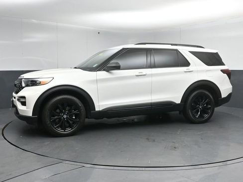 Certified 2022 Ford Explorer XLT w/ Equipment Group 202A AWD/4WD image 4