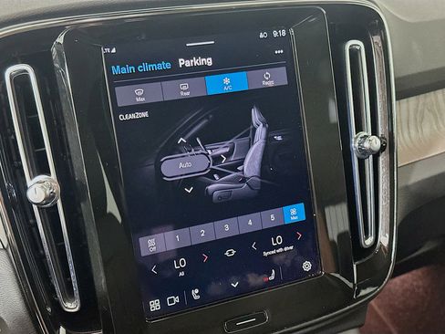 Used 2025 Volvo XC40 B5 Plus image 23