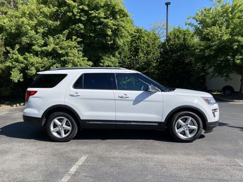 Used 2019 Ford Explorer XLT w/ Equipment Group 202A FWD image 10