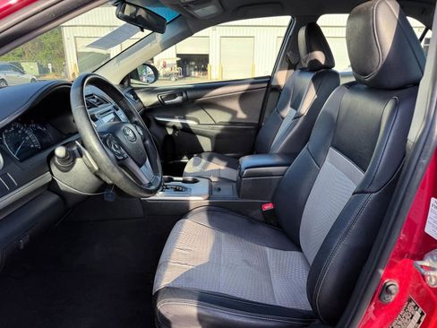 Used 2014 Toyota Camry SE image 2