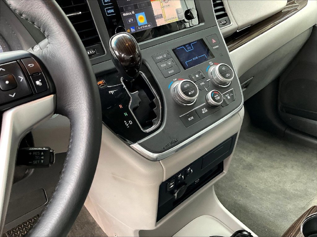 Used 2017 Toyota Sienna XLE Premium AWD/4WD image 16