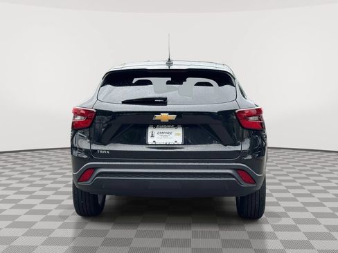 Used 2024 Chevrolet Trax LS w/ LS Convenience Package FWD image 5