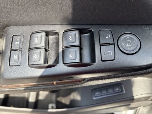 Used 2020 Chevrolet Suburban LT RWD image 15