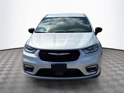 Used 2026 Chrysler Pacifica Select image 2